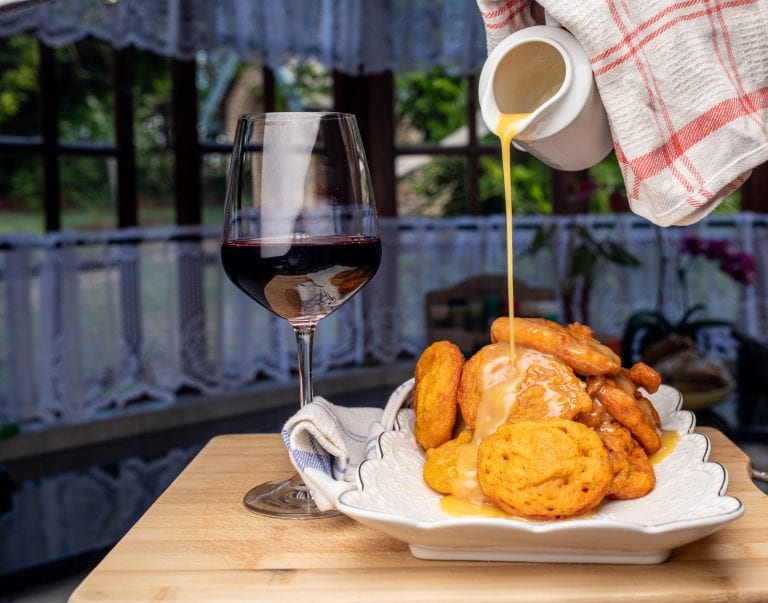 Pampoenkoekies met kaneel en suiker, mooi gestapelde op 'n bord.