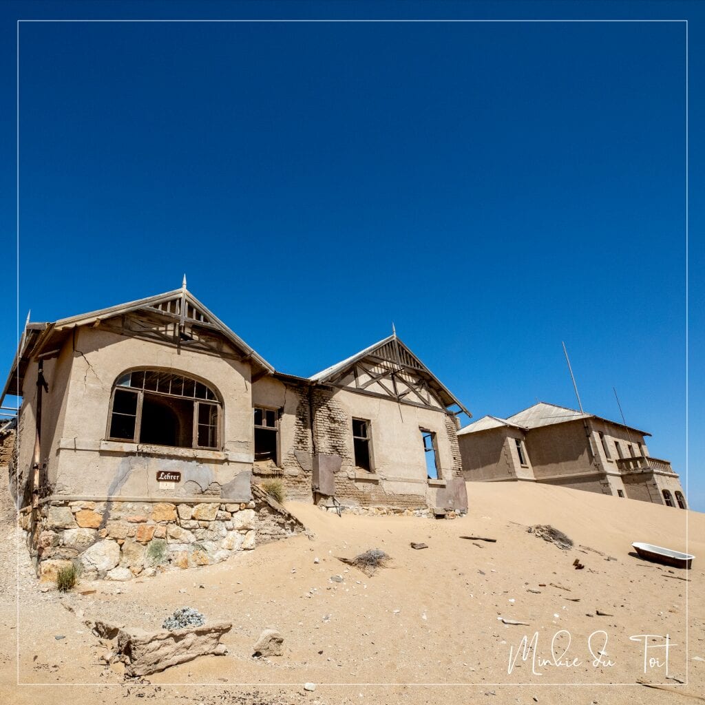 Ongeëwenaarde landskappe van Namibië, met sandduine en 'n asemrowende sonsopkoms.

