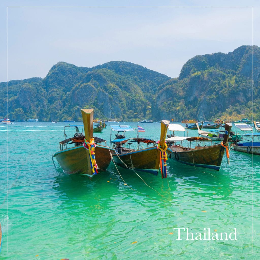 Avontuurlike scooter rit deur Thailand se roekelose verkeer en asemrowende landskappe.