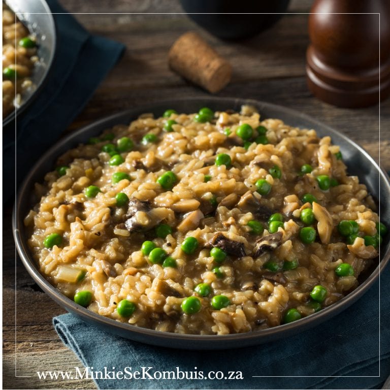Romerye sampioen risotto, vol geurige sampioene en 'n sagte, romerige tekstuur, ideaal vir 'n smaaklike aandete