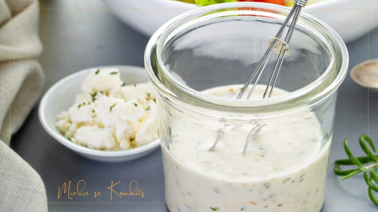 Griekse jogurt slaaisous met vars kruie, olyfolie en suurlemoen, perfek vir slaaie en as 'n dip