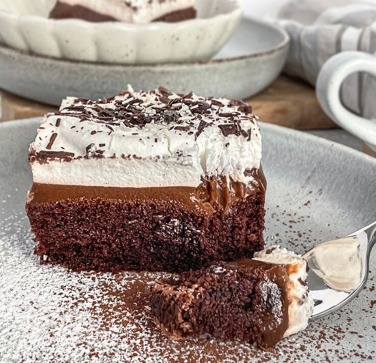 Ryk en romerige koffie tert bedek met karamel kondensmelk room, gekruimelde Flake sjokolade en vars kersies