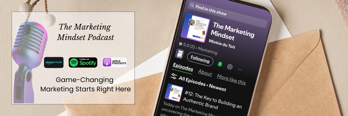 Entrepreneur wat op haar skootrekenaar werk met sosiale media en bemarkingsgereedskap ikone rondom haar