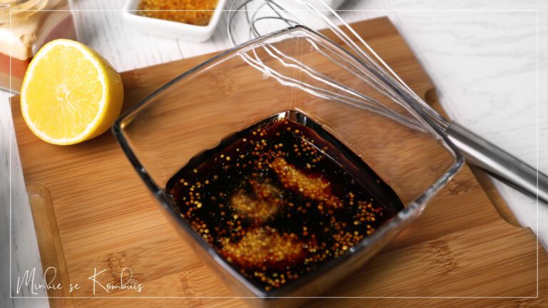 Selfgemaakte Teriyaki marinade en sous met sojasous, heuning, gemmer, sesamolie en sesamsade – ideaal vir die marineer van vleis, hoender en groente