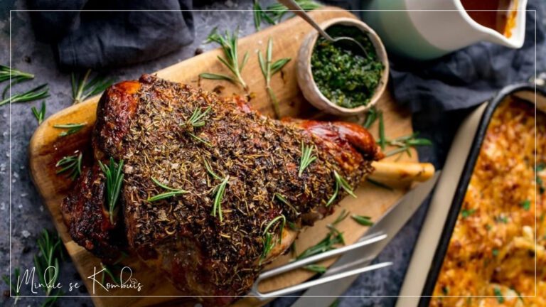 Geroosterde lamsvleis met roosmaryn en knoffel, gekook tot perfek en bedien met kruie en geurige sous."