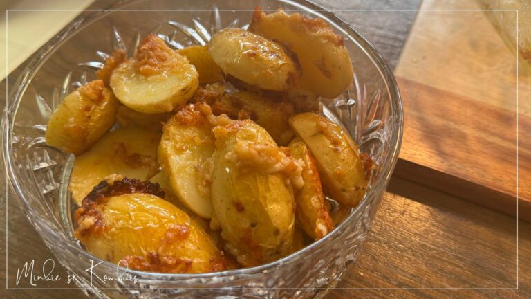 Geroosterde aartappels bedek met gesmelte botter en gerasperde Parmesan-kaas, goudbruin en bros aan die buitekant met 'n sagte, smaaklike binnekant.